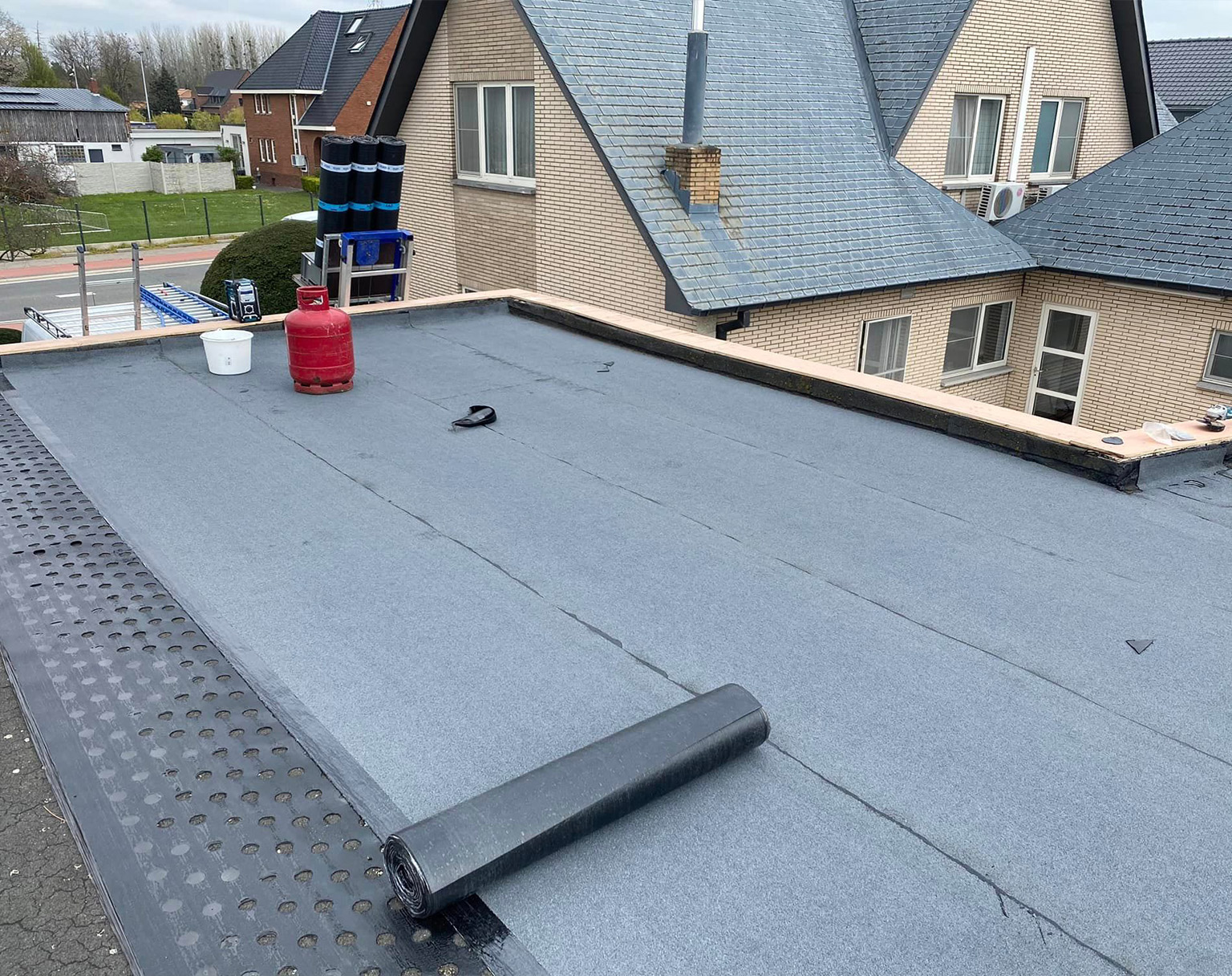 Platte daken Gert Polling dakwerken en zonnepanelen